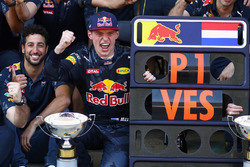 Max Verstappen, Red Bull Racing en Daniel Ricciardo, Red Bull Racing vieren