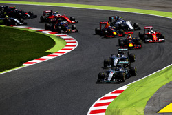 Nico Rosberg, Mercedes AMG F1 W07 Hybrid leads Lewis Hamilton, Mercedes AMG F1 W07 Hybrid, Daniel Ricciardo, Red Bull Racing and the rest of the field at the start