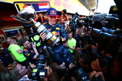 Max Verstappen, Red Bull Racing viert met het team