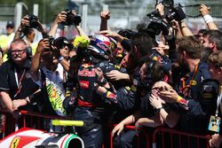 Winnaar Max Verstappen, Red Bull Racing viert in parc ferme met het team