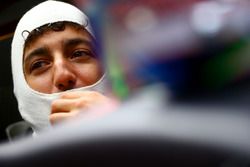 Daniel Ricciardo, Red Bull Racing se sienta en su coche en el garaje