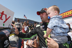 Race winner Sam Hornish Jr., Joe Gibbs Racing Toyota with son Sam Hornish III