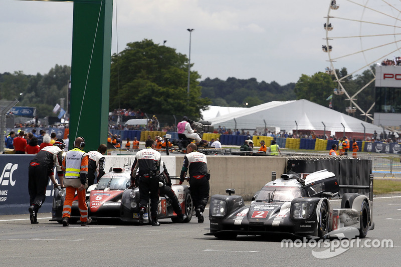 Auto ganador #2 Porsche Team Porsche 919 Hybrid: Romain Dumas, Neel Jani, Marc Lieb pasa al auto #5 Toyota Racing Toyota TS050 Hybrid: Anthony Davidson, Sébastien Buemi, Kazuki Nakajima después de la bandera a cuadros