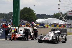La voiture victorieuse #2 Porsche Team Porsche 919 Hybrid: Romain Dumas, Neel Jani, Marc Lieb passe devant la #5 Toyota Racing Toyota TS050 Hybrid: Anthony Davidson, Sébastien Buemi, Kazuki Nakajima après le drapeau à damier