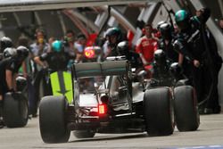 Lewis Hamilton, Mercedes AMG F1 Team W07 s'entraîne aux arrêts aux stands