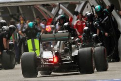 Lewis Hamilton, Mercedes AMG F1 Team W07 practices a pit stop