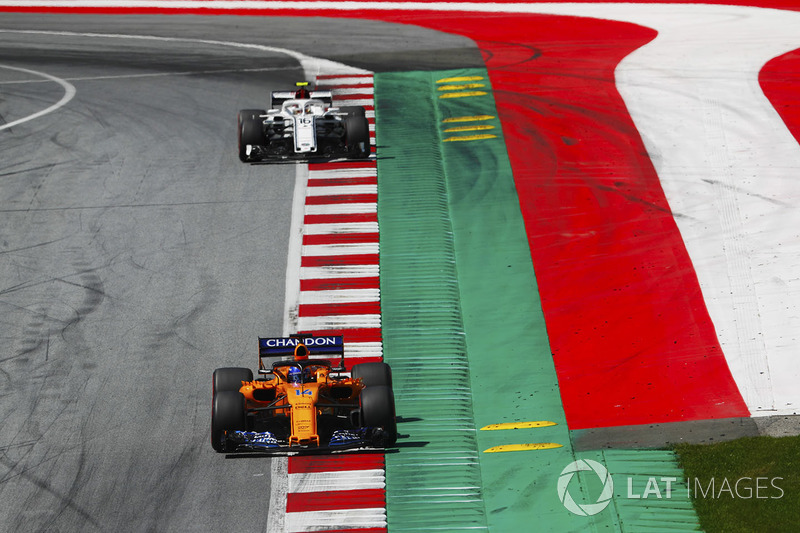 Fernando Alonso, McLaren MCL33, devant Charles Leclerc, Sauber C37