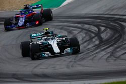 Valtteri Bottas, Mercedes AMG F1 W09, devant Brendon Hartley, Toro Rosso STR13