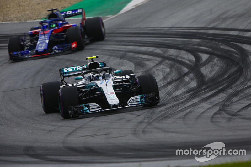 Valtteri Bottas, Mercedes AMG F1 W09, devant Brendon Hartley, Toro Rosso STR13