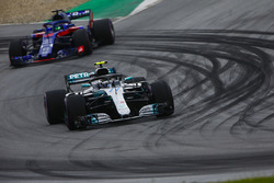 Valtteri Bottas, Mercedes AMG F1 W09, devant Brendon Hartley, Toro Rosso STR13