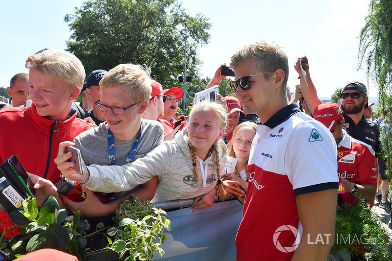 Marcus Ericsson, Sauber fait un selfie avec les fans