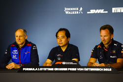 Franz Tost, Teambaas, Toro Rosso, Toyoharu Tanabe, F1 technisch directeur, Honda, and Christian Horner, Teambaas, Red Bull Racing, in de persconferentie