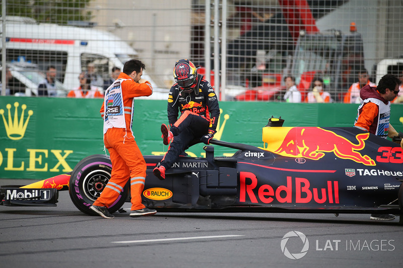 El coche accidentado de Max Verstappen, Red Bull Racing RB14