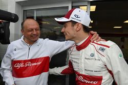 Charles Leclerc, Sauber celebrates sixth place with Frederic Vasseur, Sauber, Team Principal