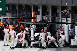 Charles Leclerc, Sauber C37 Ferrari, effettua un pit stop