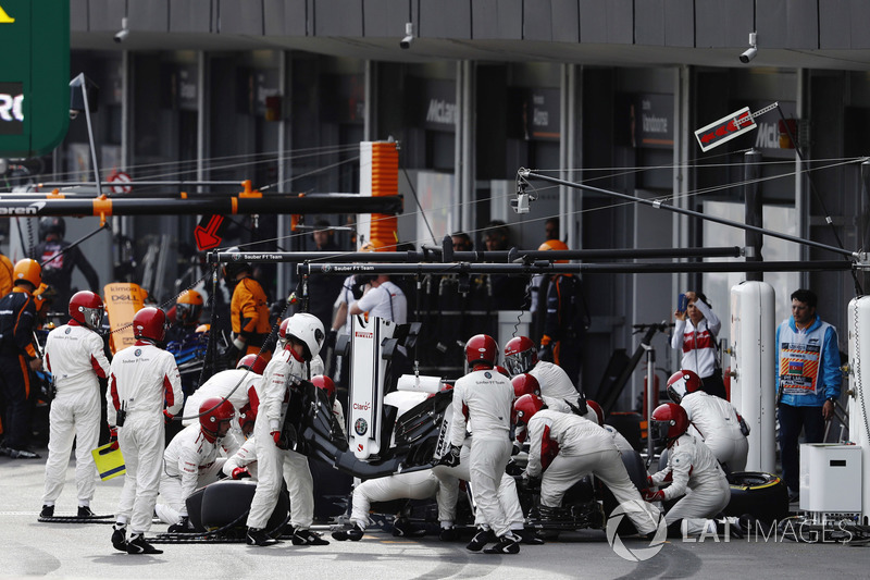 Charles Leclerc, Sauber C37 Ferrari, pit stop