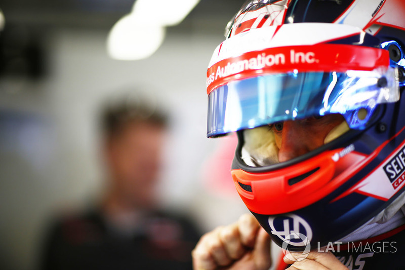 Romain Grosjean, Haas F1 Team, se pone su casco en el garaje