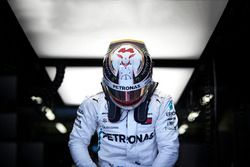 Lewis Hamilton, Mercedes AMG F1, nel garage
