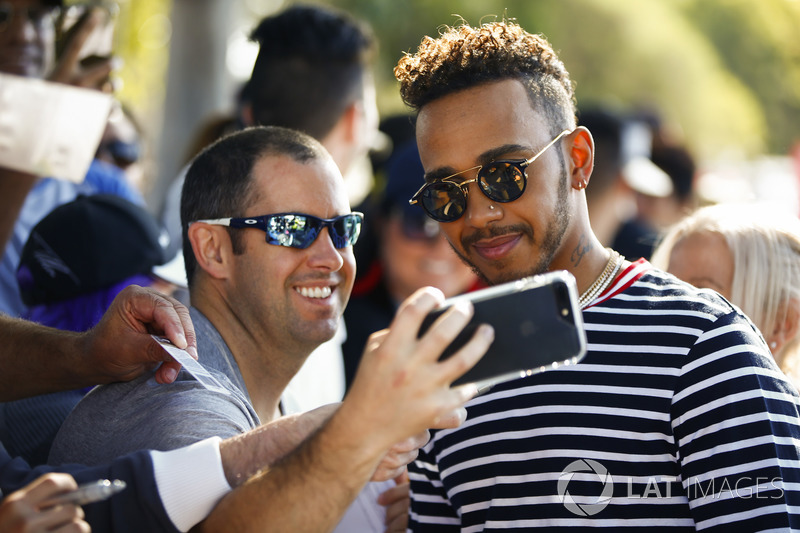 Lewis Hamilton, Mercedes AMG F1, posa per un selfie con un fan