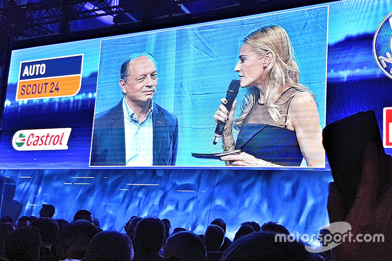 Fréderic Vasseur, CEO e team principal del Sauber F1 Team, con la presentatrice Christa Rigozzi