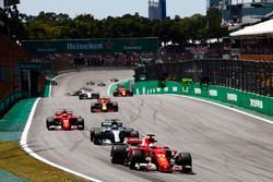 Старт гонки: Себастьян Феттель, Ferrari SF70H, Валттери Боттас, Mercedes AMG F1 W08, и Кими Райкконе