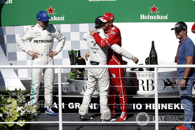 Podio: ganador Sebastian Vettel, Ferrari, segundo lugar Valtteri Bottas, Mercedes AMG F1, Rubens Bar