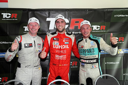 Il vincitore di gara 1 Pepe Oriola, Lukoil Craft-Bamboo Racing, il secondo classificato Gordon Shedden, Leopard Racing Team WRT, il terzo classificato Jean-Karl Vernay, Leopard Racing Team WRT