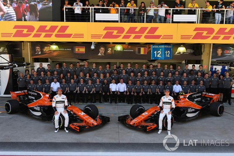 Fernando Alonso, McLaren and Stoffel Vandoorne, McLaren at the McLaren Team photo