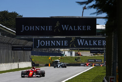 Sebastian Vettel, Ferrari SF70H, Valtteri Bottas, Mercedes AMG F1 W08
