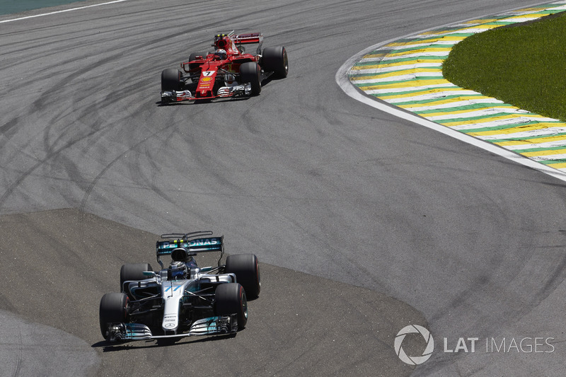 Valtteri Bottas, Mercedes AMG F1 W08, Kimi Raikkonen, Ferrari SF70H