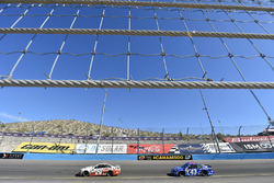 Matt Kenseth, Joe Gibbs Racing Toyota y Aric Almirola, Richard Petty Motorsports Ford