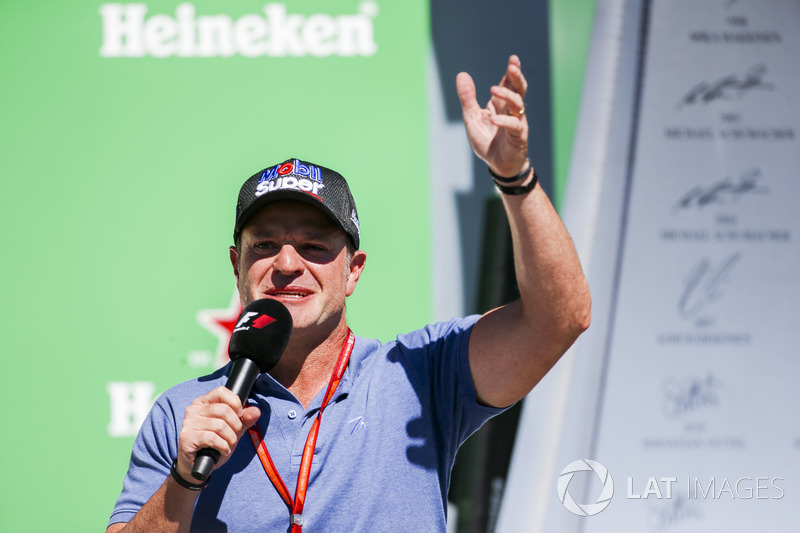 Rubens Barrichello podyumda pilotlara röportaj yapıyor