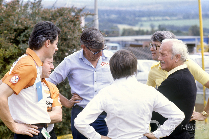 Los jefes de equipo discuten la huelga de los pilotos: Daniele Audetto, Alan Rees, Ken Tyrrell, Bernie Ecclestone, Peter Warr y Chapman