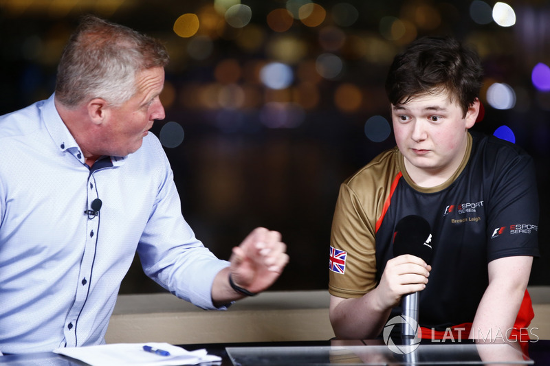 Brendon Leigh en discussion avec Johnny Herbert après la victoire lors du F1 Esports