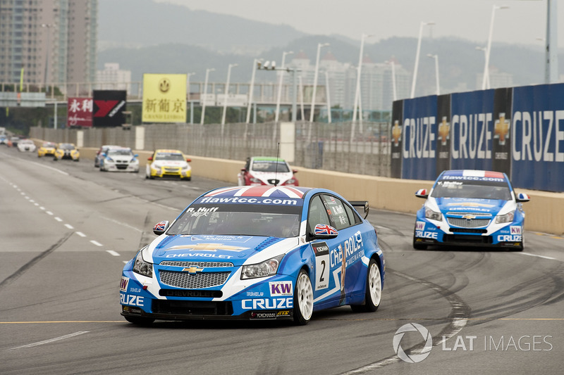 Rob Huff, Chevrolet Cruze leads Yvan Muller, Chevrolet Cruze at the start of the race