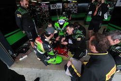 Kenan Sofuoglu, Kawasaki Puccetti Racing lastik değişikliği'ni inceliyor