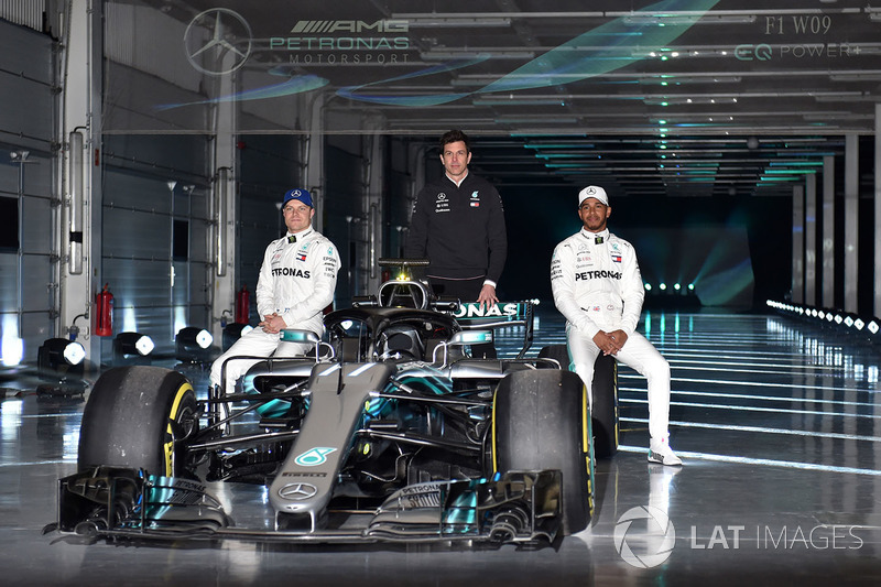 Valtteri Bottas, Mercedes AMG F1, Lewis Hamilton, Mercedes AMG F1, Toto Wolff, Direttore Esecutivo Mercedes AMG F1