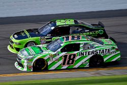 Daniel Suárez, Joe Gibbs Racing, Interstate Batteries Toyota Camry y Joey Logano, Team Penske, Fitzgerald Glider Kits Ford Mustang