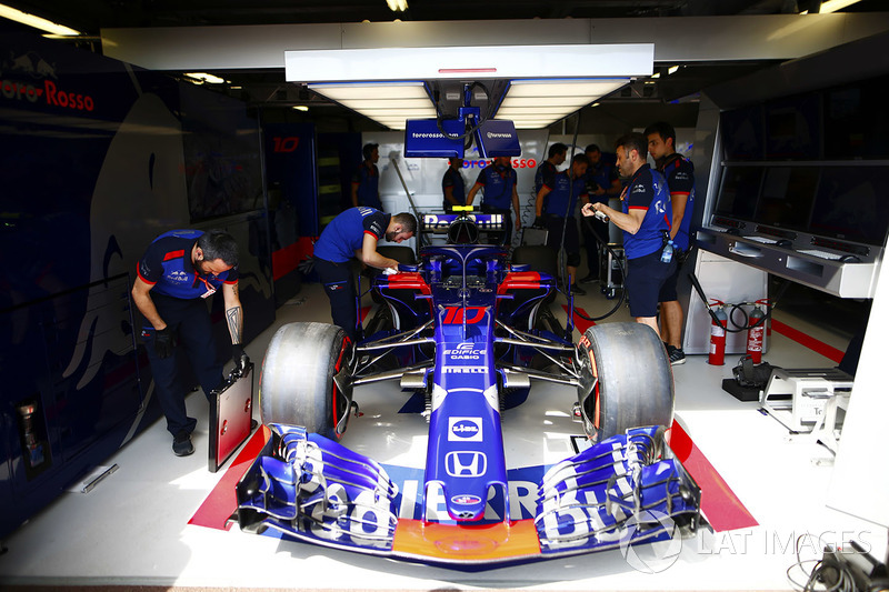 Mekanik Toro Rosso mempersiapkan mobil STR13 Pierre Gasly