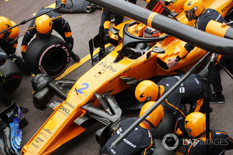 Stoffel Vandoorne, McLaren MCL33, maks a pit stop