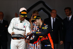 Обладатель третьего места Льюис Хэмилтон, Mercedes AMG F1, и победитель Даниэль Рикардо, Red Bull Racing