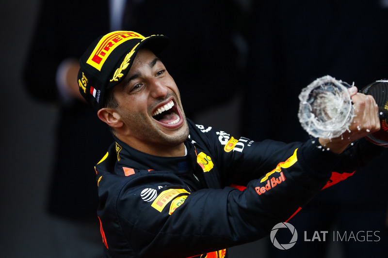 Podio: ganador de la carrera Daniel Ricciardo, Red Bull Racing
