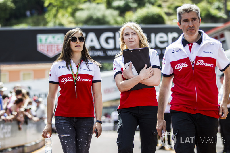 Ruth Buscombe, jefe de estrategia de Alfa Romeo Racing, acompañada de Tatiana Calderón, piloto de pruebas y Xevi Pujolar, jefe de ingeniería, caminan el circuito de Monte Carlo.