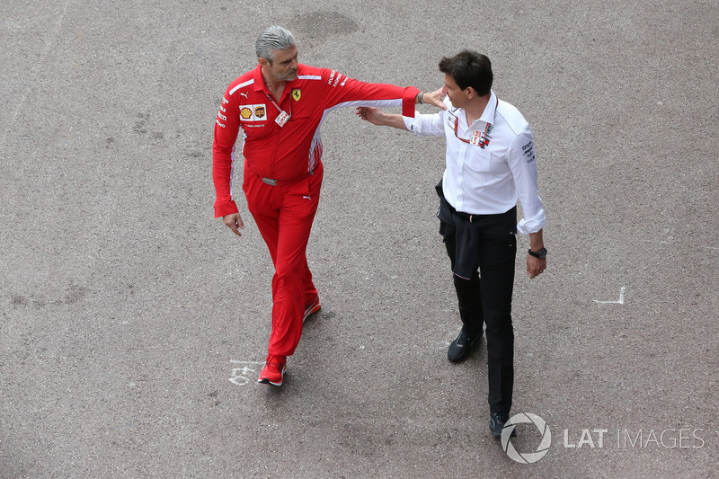 Maurizio Arrivabene, director de Ferrari, con Toto Wolff, director de Mercedes