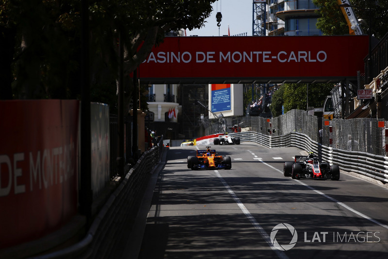 Kevin Magnussen, Haas F1 Team VF-18, leads Fernando Alonso, McLaren MCL33, and Charles Leclerc, Sauber C37