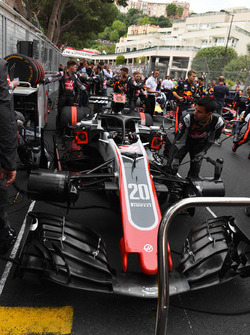 Romain Grosjean, Haas F1 Team VF-18 en la parrilla