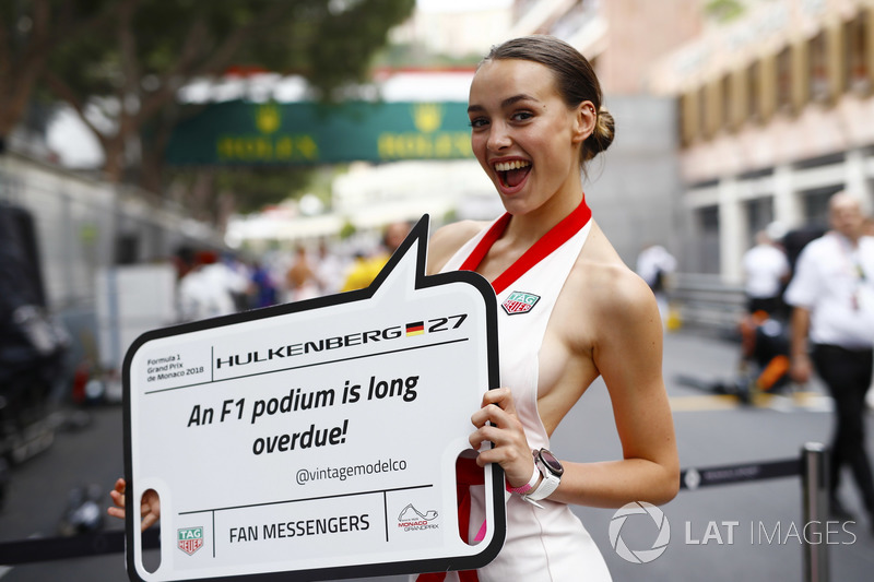 Una chica de la parrilla tiene un tablero de mensajes para Nico Hulkenberg, Renault Sport F1 Team