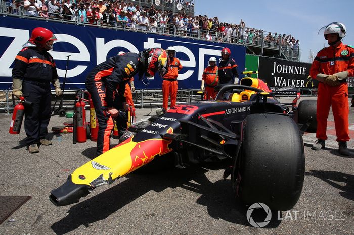 Max Verstappen, Red Bull Racing RB14 mira su coche accidentado