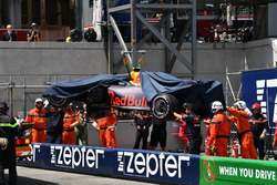 Marshals met de wagen van Max Verstappen, Red Bull Racing RB14 na crash