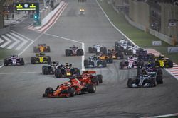 Start zum GP Bahrain 2018 in Sakhir: Sebastian Vettel, Ferrari SF71H, führt